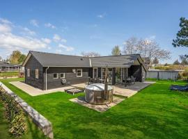 Six-Bedroom Holiday Home In Ebeltoft, hotel em Ebeltoft