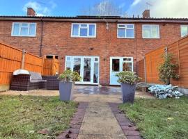 Three bedroom house, hotel in Harlow