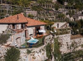 Villa Santa Rosa con Jacuzzi e vista panoramica, hotelli Amalfissa