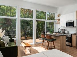 Chalet MonVue - Serenity in the Heart of Nature, hotel a Sainte Béatrix