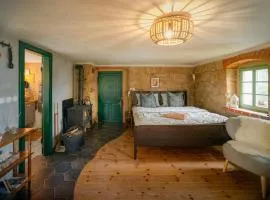 ENJOY Cozy Romance Hills Forest Gardens Views Sauna Whirlpool Bath