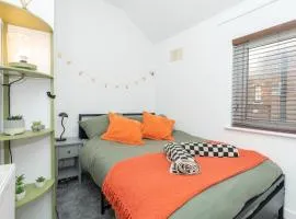 Central 1 Bedroom Home, Free Parking, Sleeps 4, near University