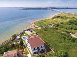 Three-Bedroom Apartment In Privlaka, hotel v destinaci Privlaka