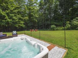 Family-Friendly Saugerties Home with Hot Tub and Games, hotel v destinaci Saugerties