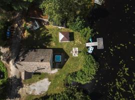 Le Lac Apaisant - Rustic Haven by the Water, Hotel in Saint-Calixte
