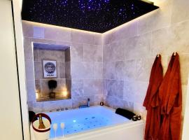 - LA SUITE DELOS - JACUZZI 2 PLACES - CENTRE VILLE A PIED - LIT QUEEN SIZE - PARKING PRIVÉE - WIFI - City Center within walking distance -, hotel a Quimper
