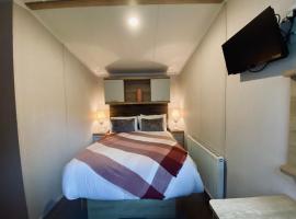 Beautiful Devon Cliffs Caravan, perfect for exploring Exmouth, Exeter & Sandy Bay beach, hotel v destinaci Exmouth