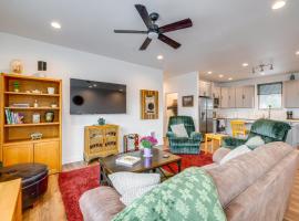 Walk to Marina Tillamook Bay Apt with Water Views!, hotel v destinaci Garibaldi