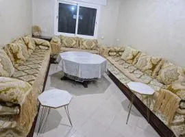شقة سفلية ذات شرفتين تهوية ممتازة 2 بيوت صالون مطبخ حمام وايفاي تجزئة قواسم طنجة
