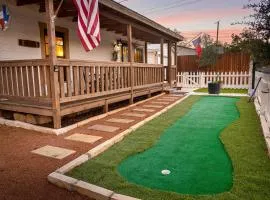 LeMay Haus - Fire Pit, Heated Pool & Close to Main