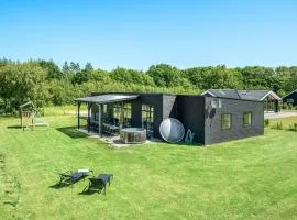 Seven-Bedroom Holiday Home In Glesborg