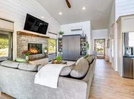 Dreamy Hilltop View Roseburg Retreat with Hot Tub!