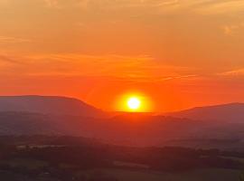 Cozy Cabin Retreat near Chepstow, hotel i Chepstow