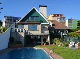 Casa PLAYA SINÁS, hotel en Raxó