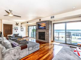 Starboard Point: Stunning Luxury Condo in the heart of DL!, hotel v destinaci Detroit Lakes