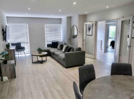 3 BR Bungalow close to Peak District with Garden, Hotel in Sheffield