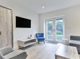 3 Bed Refurbished, Modern House, Wifi, Patio Area