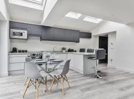 Spacious, Modern 2 Bed Apartment With Ensuites