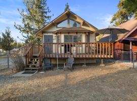 Cozy Cabin - Quiet Area, Fireplace, Smart TV, Fenced Yard, Hotel in Big Bear City