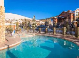 Studio Perfect Location 322 with Pool and Hot Tub