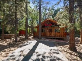 Hythe Cabin - Adorable Cabin, Fireplace, Deck, Barbecue