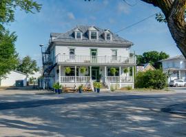 Chambre 306 de l'hôtel Victoria confortable et moderne, ξενοδοχείο σε Saint-Pascal