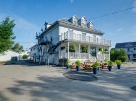 Chambre 303 de l'hôtel Victoria confortable et moderne, hotel Saint-Pascal városában