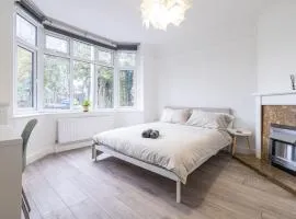 Astrid Room - Kingsize minimalist room in Luton