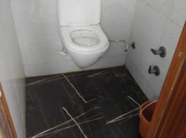 OYO 81016 Honey Palace Restaurant Guest House, hotel v destinaci Dūngarpur