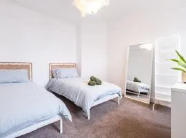 Orion Room - Twin Room in Luton