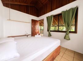 ICO Living Hostel, hotel in Santa Teresa Beach