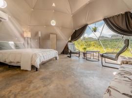 Unique Glamping Experience & Romantic Dome with Nature Escape and River, luxusní stan v destinaci Jaguas