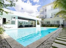 Elegant 2 Bedroom Apartment with Pool