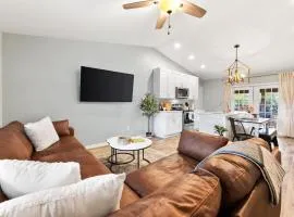 Sunny Retreat Near Downtown & Beaches