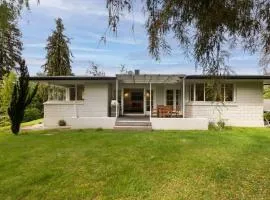 Central Arrowtown - 4 Beds and Hot Tub!