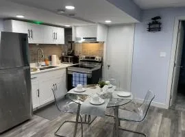 The Cozy Cove - Modern Private Basement Suite with Comfort & Charm, Free Parking, WiFi, Netflix Close to airport & 18 minutes to West Edmonton Mall