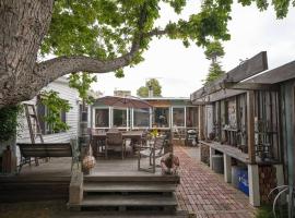 Warraburra Beach Shack, Rosebud - 2 bedrooms - plus your own private Beach box!, hotel in Rosebud