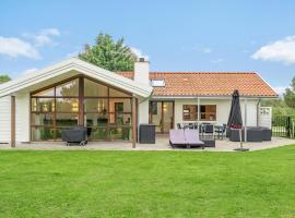 3 Bedroom Cozy Home In Bogø By, hotel in Bogø By