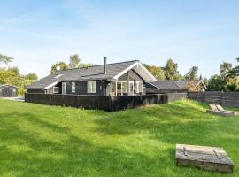 Stunning Home In Nexø With Sauna, hotel a Balke