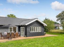 Cozy Home In Aakirkeby With Kitchen, hotel com spa em Vester S&oslash;marken