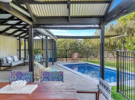 Port Parade - Poolside BBQs and Modern Beach Living, hotel a Port Willunga