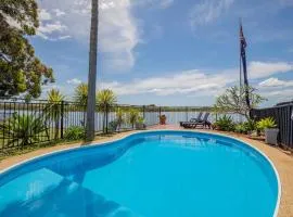 Ludford Lakefront & Beachside Retreat for Groups