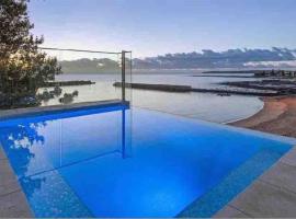 Wake up to the ocean at LegaSea, hotel v destinaci Shellharbour