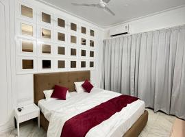 Sunset view Villa I Luxury 5 BHK Villa with pool in Nathdwara I 966o9o1oo6 2km from temple only By SK, Hotel in Nāthdwāra