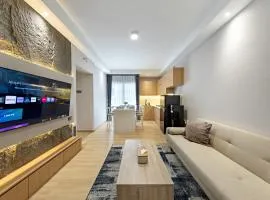 Newly Renovated 2BR Apt and Direct Mall Access