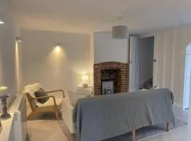 Seaside Retreat - Sleeps 5 garden & parking