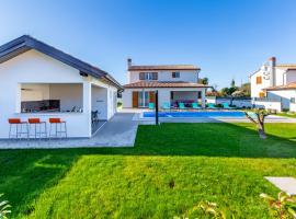 Villa Alba Rossa near Pula for 6 people with private 50 m2 pool only 1 km from the beach, hotel a Šišan