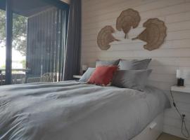 Chambre Perchée avec vue imprenable sur le lac de Lacanau, hotel v destinaci Lacanau