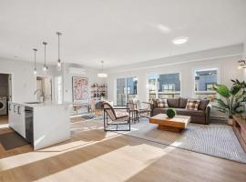 Very Spacious Luxury Apartment with AC, 70" Smart TV with Netflix, Free Underground Parking & More, hotel em Calgary