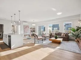 Very Spacious Luxury Apartment with AC, 70" Smart TV with Netflix, Free Underground Parking & More